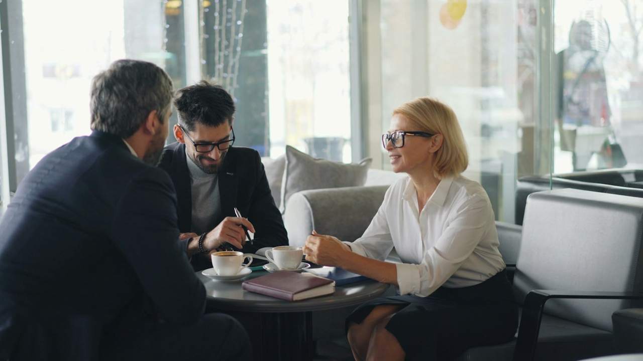 Consulenti al lavoro con un cliente